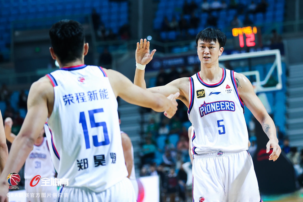 开云体育网站-CBA常规赛赛程吃紧；辽宁本钢转会期防线松动；底气十足；医务组通报恢复