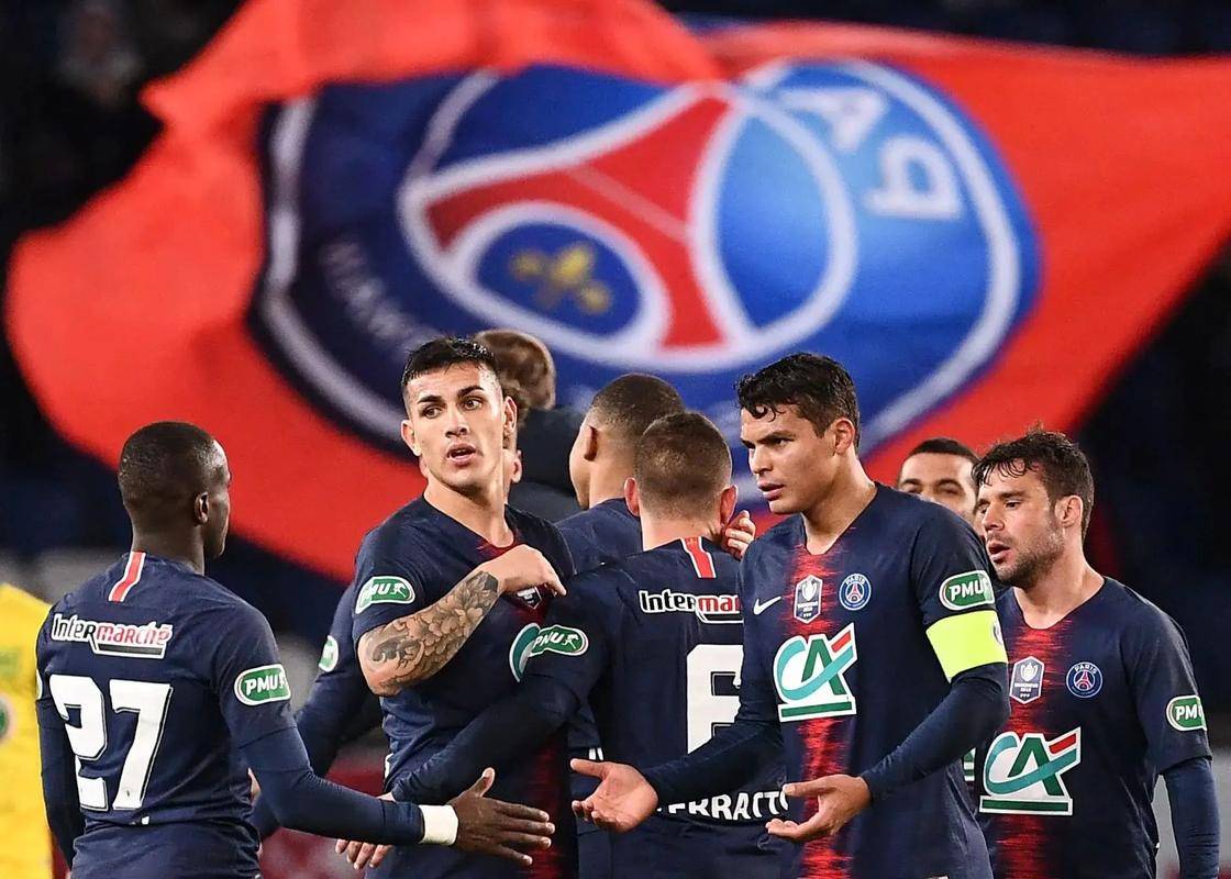 开云体育-赛地聚焦——法甲窗口期热度飙升；犹他爵士战术微调；悬念犹存；轮换策略成焦点